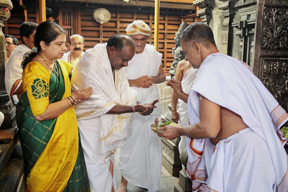 Chief minister-designate H D Kumaraswamy was at the Manjunatha Swamy temple at Dharmasthala in Dakshina Kannada district, along with his wife, on Tuesday. Dharmasthala Dharmadhikari D Veerendra Heggade and others look on. dh photo