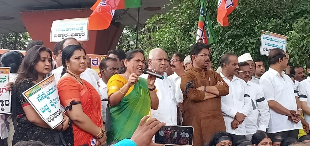 BJP leaders and workers protest the formation of the government by the 'unholy' JD(S)-Congress combine in front of the Gandhi Statue in Bengaluru on Wednesday. DH Photo.  