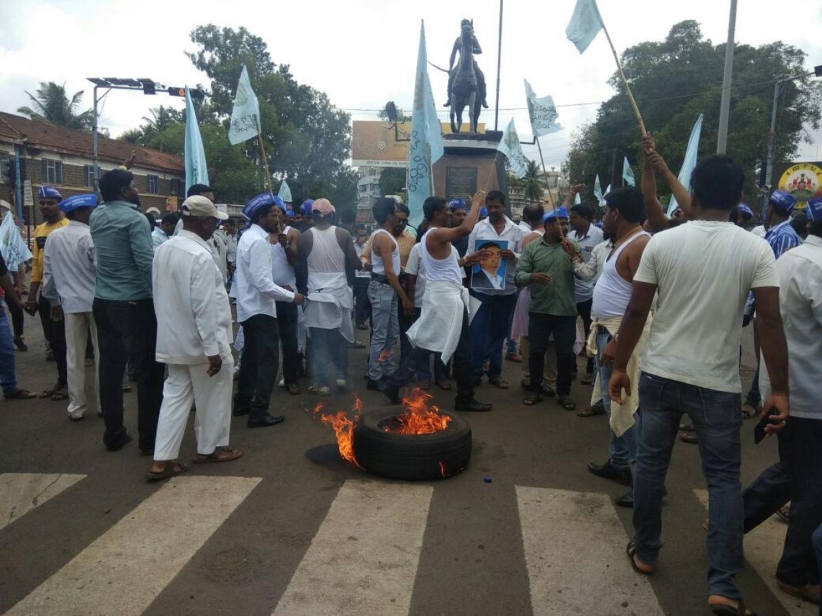 Manava Bandhutav Vedike members stage a protest at Chennamma Circle in Belagavi seeking a ministerial berth to Satish Jarkiholi on Thursday. DH Photo