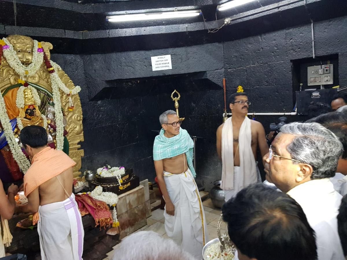 Former Chief Minister Siddaramaiah offers special puja at Banashankari temple near Badami town on Thursday. DH Photo