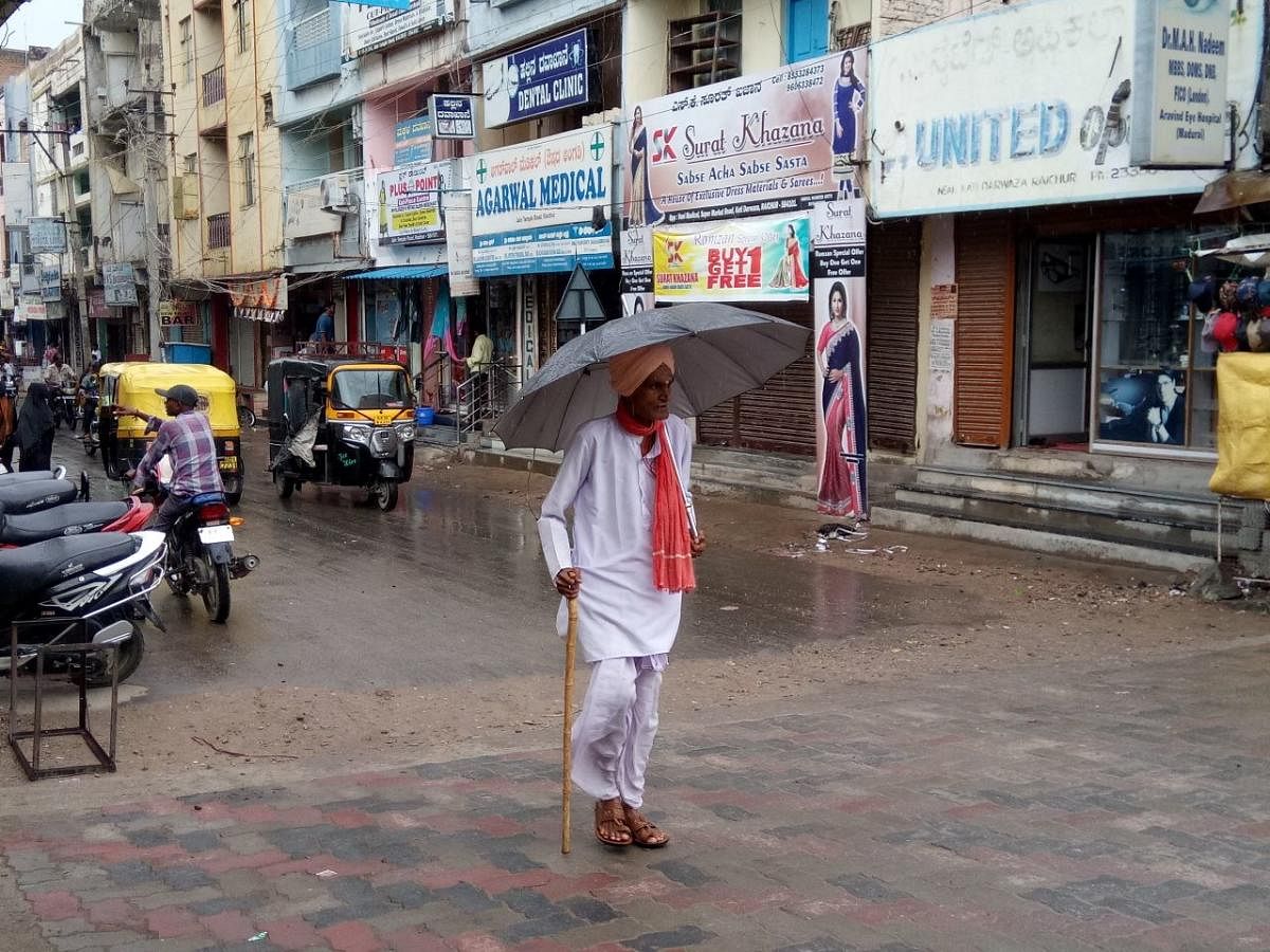 Thunderstorms that crippled life and work in the cities, were reported in both the northern and southern parts of the state. 