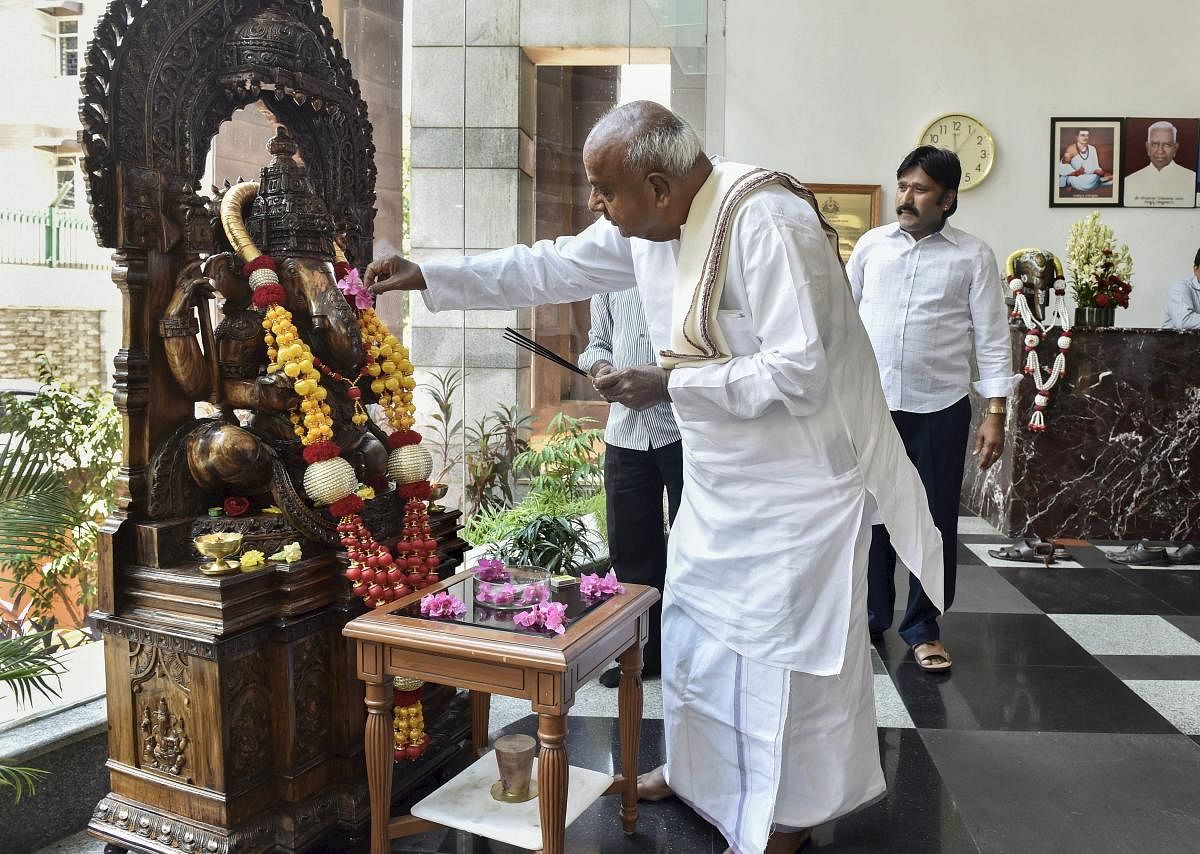 New Delhi: Former prime minister HD Deve Gowda offers prayers after a press conference at Karnataka Bhawan, in New Delhi on Thursday. PTI Photo