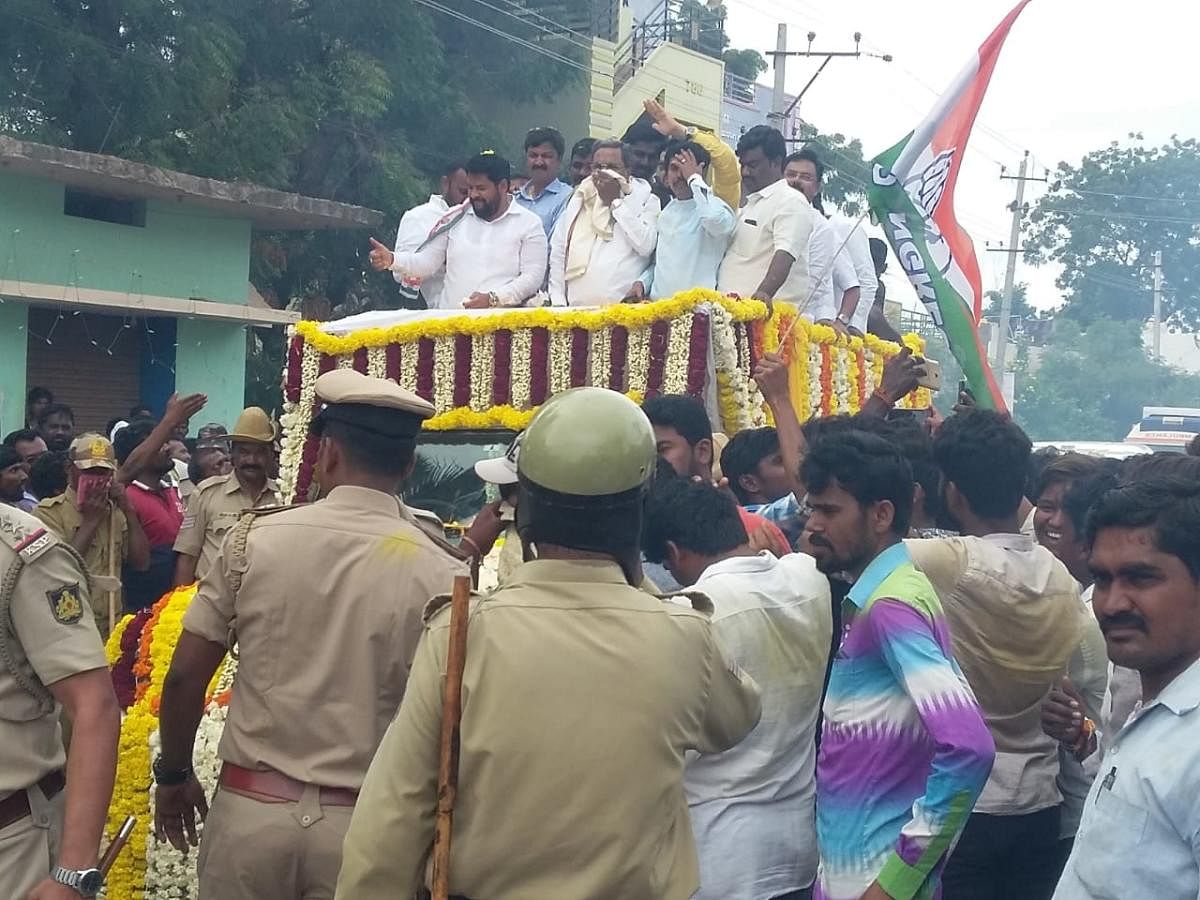 Former chief minister Siddaramaiah being taken out in a procession in Ballari on Monday. DH Photo