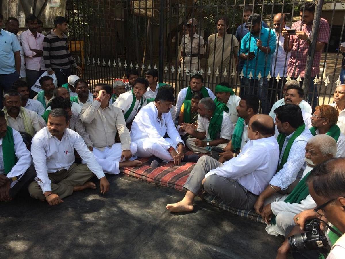 Water Resource Minister D K Shivakumar parleys with protesting sugarcane farmers in Belagavi on Friday. DH photo.