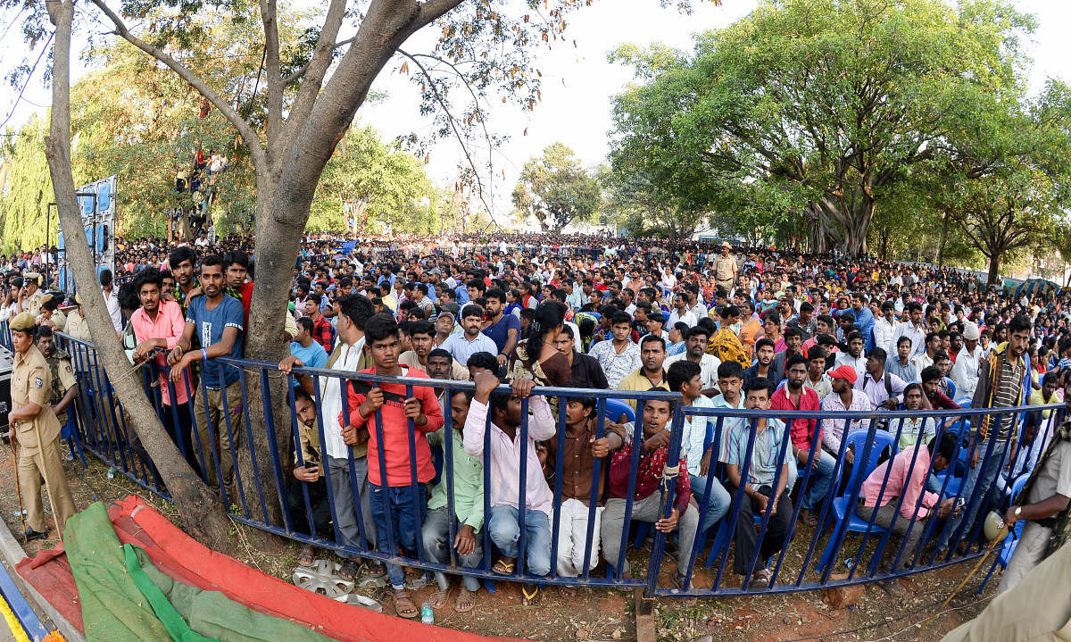 Fans throng Kanteerva Studios, late actor Ambareesh's funeral site in Bengaluru. DH file photo.
