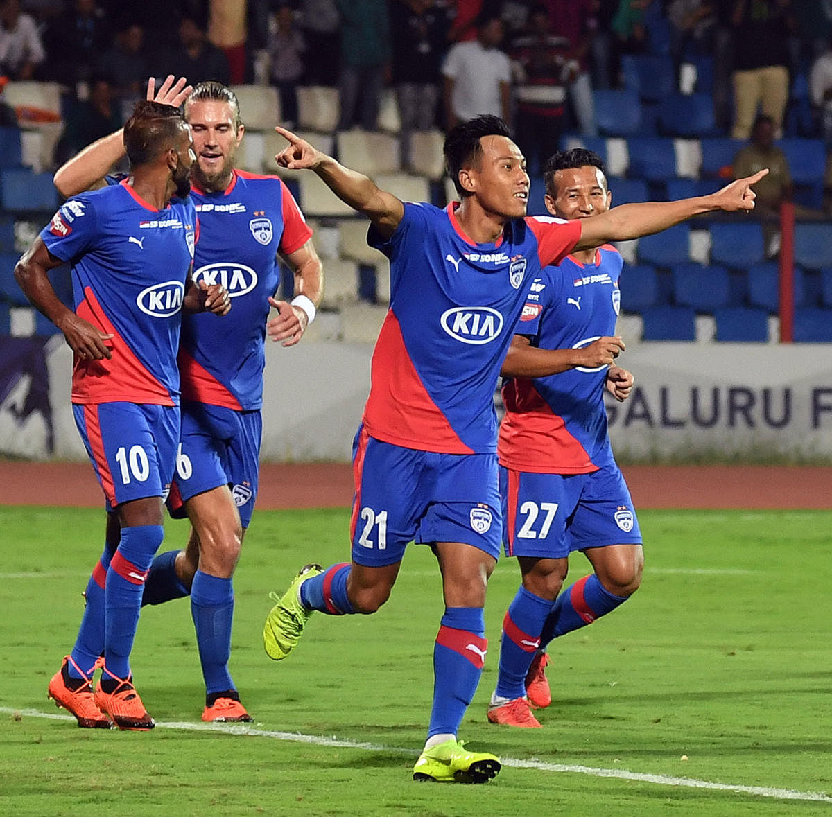 Udanta Singh (No 21) celebrates after scoring BFC’s first goal against FC Pune City during their ISL match in Bengaluru on Friday. DH Photo/ Srikanta Sharma R