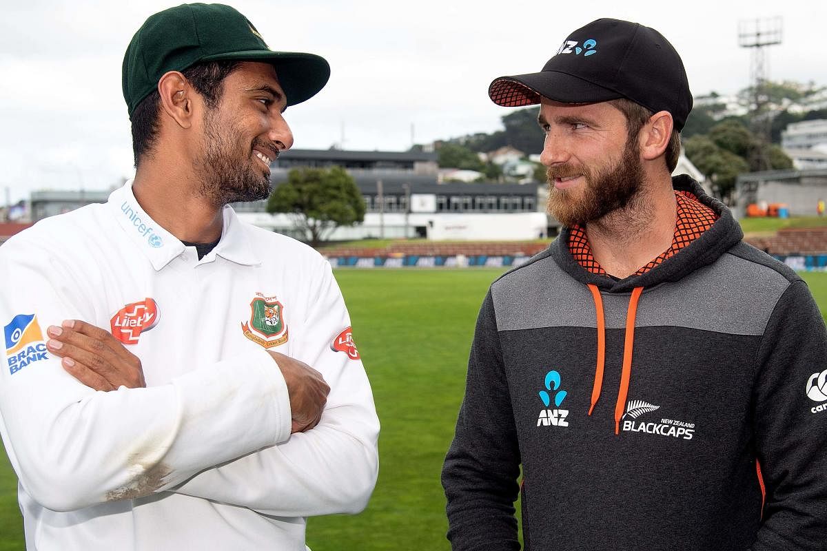 New Zealand's captain Kane Williamson (R) talks with Bangladesh's captain Mahmudullah after the second cricket Test match between New Zealand and Bangladesh at the Basin Reserve in Wellington on March 12, 2019. (AFP Photo)