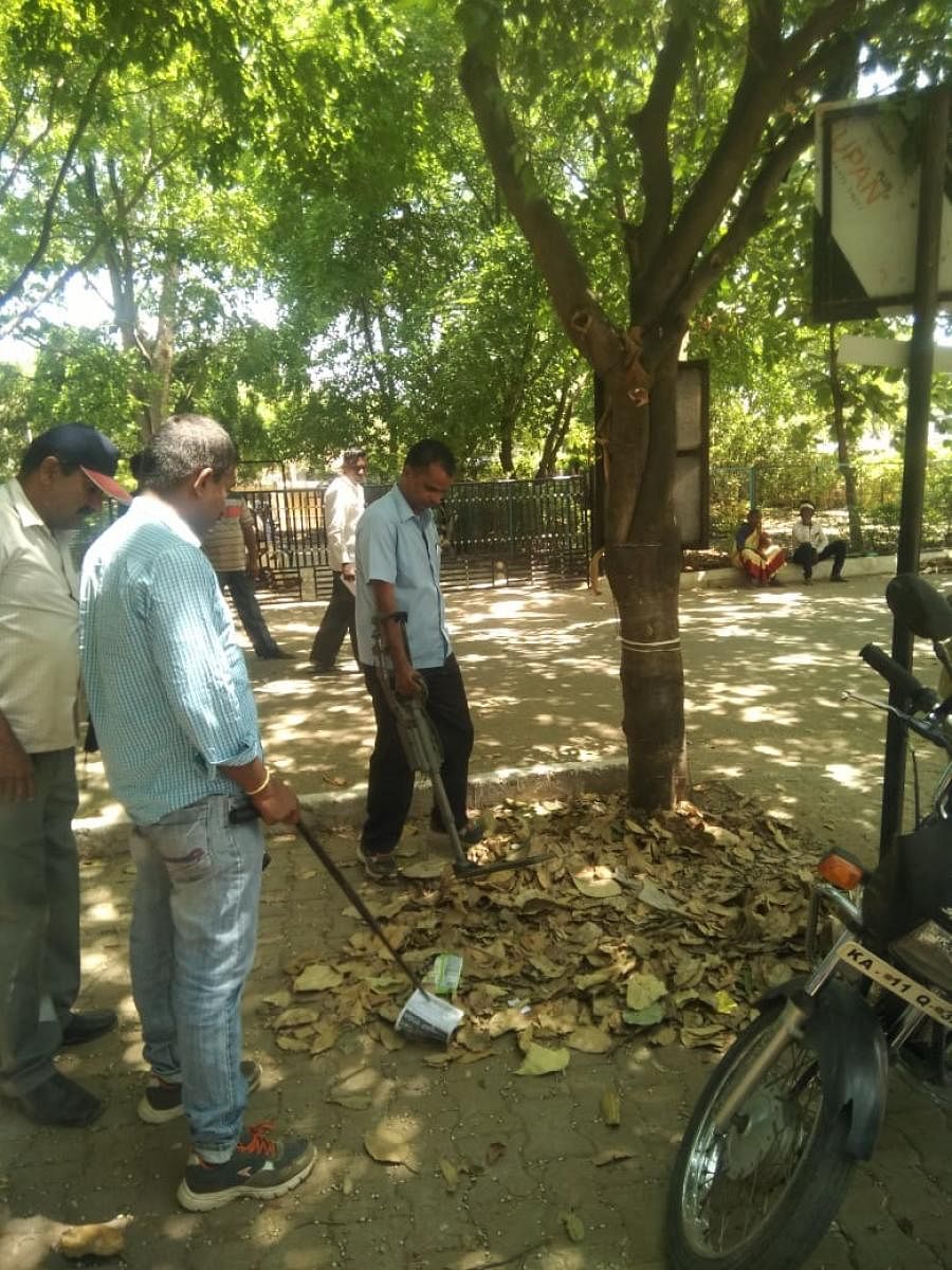 Bomb Detection and Disposal Squad personnel inspect the court premises in Kollegal in Chamarajanagar district on Friday. DH photo