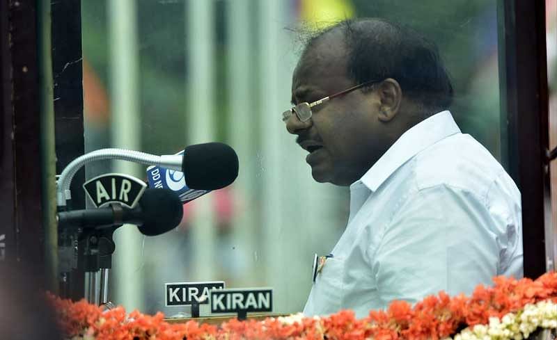 Chief Minister H D Kumaraswamy addresses the people of Karnataka on Independence Day, at the Field Marshal Manekshaw Parade Grounds in Bengaluru on Wednesday. (Pic @CMofKarnataka)