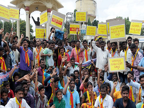 Residents of Gandhi Nagar stage a protest against Supreme Courts decision on Cauvery River Dispute, at Ambedkar Circle in Mysuru on Thursday. DH Photo.
