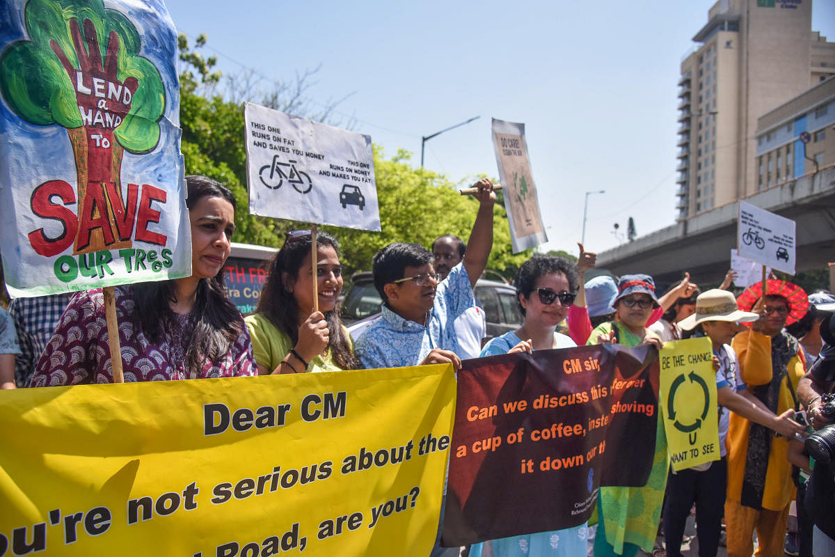 The Citizens groups held a protest against Elevated Corridor construction at Maurya Circle in Bengaluru on Saturday. DH photo by SK Dinesh