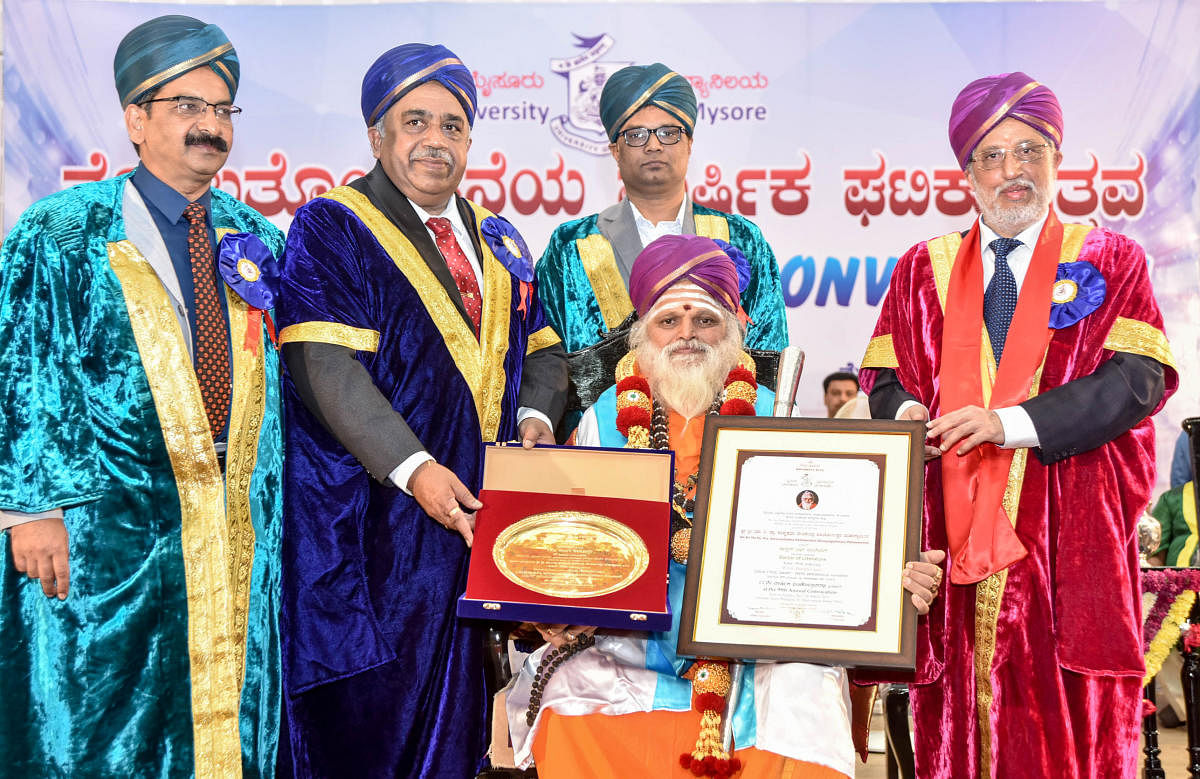 University of Mysore Vice Chancellor Prof. G Hamankumar felicitating with Honorary Doctorate to Somanakatte Sri Kadasiddeshwara Math Nonavinakere, Tiputuru Karivrashabha Deshikendra Shivayogishwara Swamiji during the 99th Annual Convocation of University