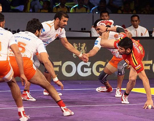 Manjeet Chhillar inspired a stunning second half comeback by Pune, almost sealing their semifinal berth. image courtesy: twitter