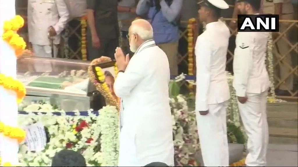 Prime Minister Narendra Modi pays last respects to late Goa chief minister Manohar Parrikar. (ANI/Twitter)