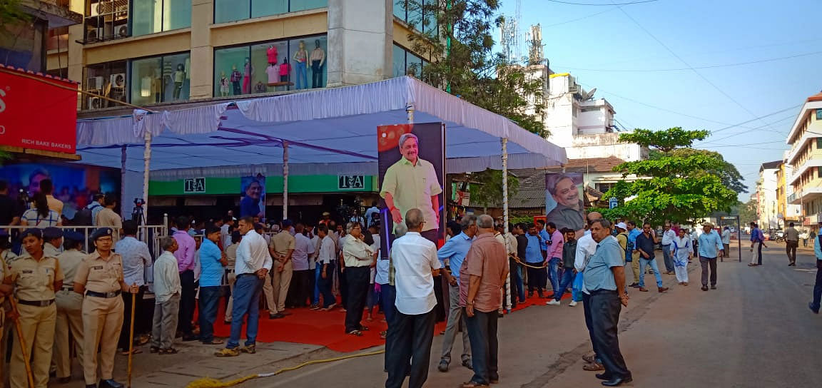 A pall of gloom descended in Goa on Monday as it prepares to bid adieu to Manohar Parrikar. Huge posters and banners of Parrikar in the roads of Panjim, the capital of the tiny tourism state. DH photo