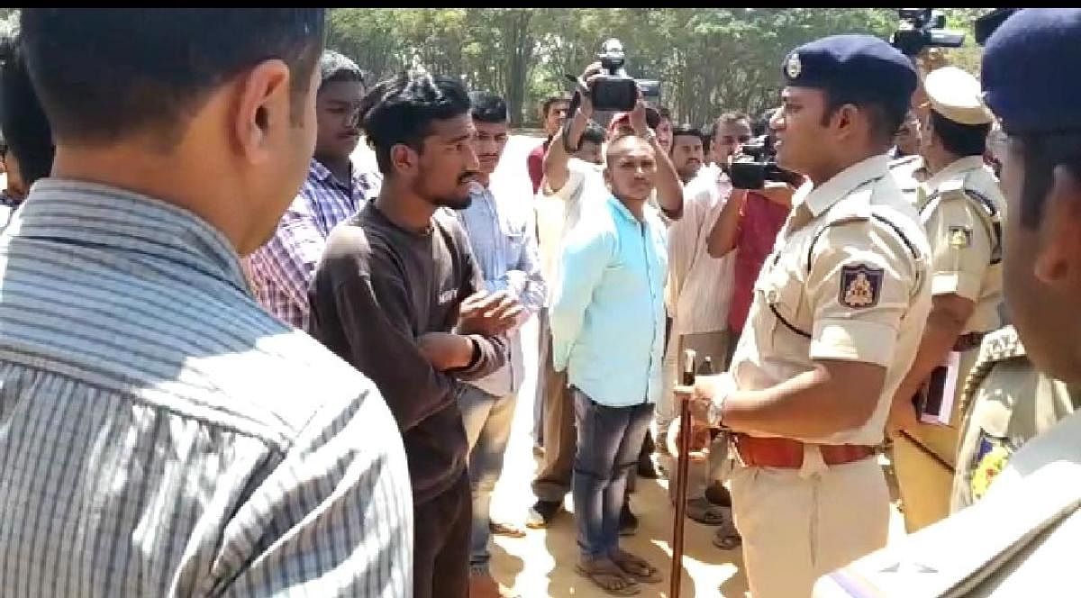 Irked by the unkempt appearance of a history-sheeter, N Shashikumar, DCP (North), brought in a barber to trim the miscreant’s hair at a parade on Sunday.