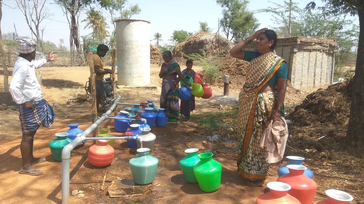 In Jakkenahalli, about 400 houses depend on water pumped from 2 km away. The water tank in the village has remained empty for the last three months. dh photo/ Chiranjeevi Kulkarni