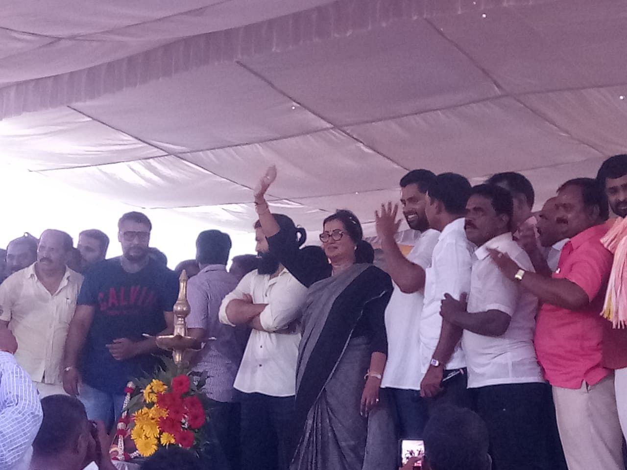 Sumalatha Ambareesh arrived at Silver jubilee park, to address the gathering. Actors Yash and Darshan accompanied her. (DH Photo)