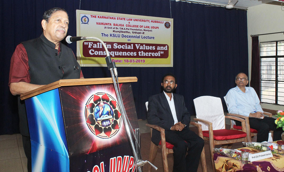 Former Lokayukta Justice Santosh Hegde speaks at a special lecture as a part of the decennial celebrations of the Karnataka State Law University at Vaikunta Baliga Law College in Udupi on Monday.