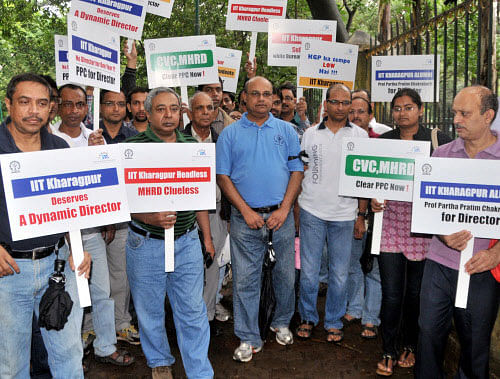 Members of 'The Bangalore Chapter of Alumni Assocition of IIT Kharagpur protest by rally against undue delay in the appointment of Director for IIT Kharagpur, at Cubbon Park in Bangalore on Saturday. DH Photo.