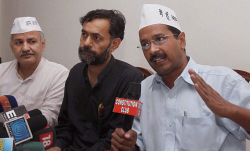 AAP convener Arvind Kejriwal with party leaders Manish Sisodia and Yogendra Singh Yadav addresses a press conference in New Delhi.  PTI Photo by Manvender Vashist