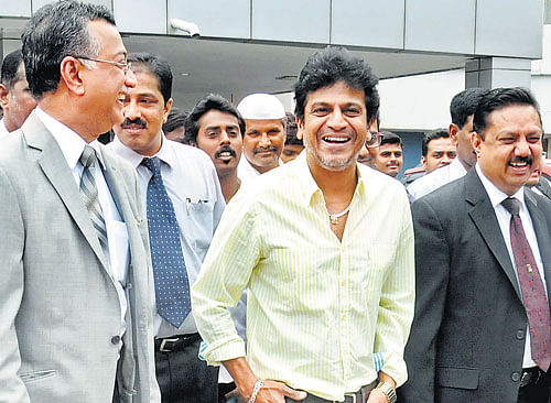 Actor Shivarajkumar at a World Kidney Day programme organised by  Manipal Hospitals in Bangalore on Tuesday. Manipal Health Enterprises Medical Director  Dr H Sudarshan Ballal and President Dr Nagendra Swamy are seen. DH photo