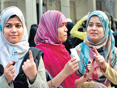Youngsters showtheir inkedfingers after casting votes at a polling station in Delhi on Saturday. Of a total 1.3 crore voters, about 2.2 lakh are teenagers, 37 lakh are between 20 and 29 years. DH PHOTO/PARIVARTAN SHARMA