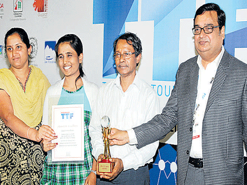 A team from Karnataka Tourism receive the Best Decoration Award from Rajiv Agrawal in Bengaluru on Sunday. DH&#8200;Photo