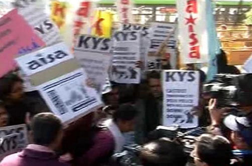 The students from Krantikari Yuva Sangathan (KYS) and Left-backed All India Students Association (AISA) staged a demonstration outside the police headquarters demanding action against the cops who allegedly assaulted the protesting students. Video Grab
