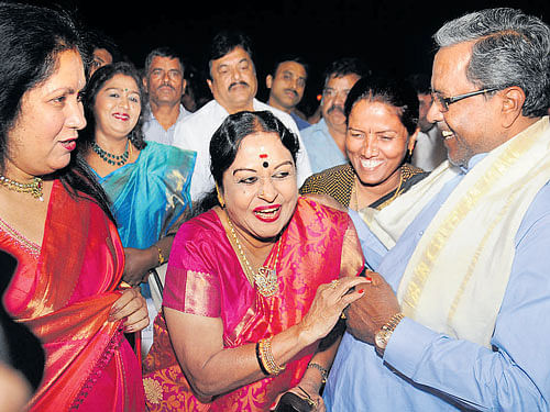 Yesteryear actor Saroja Devi shares a light moment with ChiefMinister Siddaramaiah at the the Bengaluru International Film Festival in Bengaluru on Friday. DH PHOTO