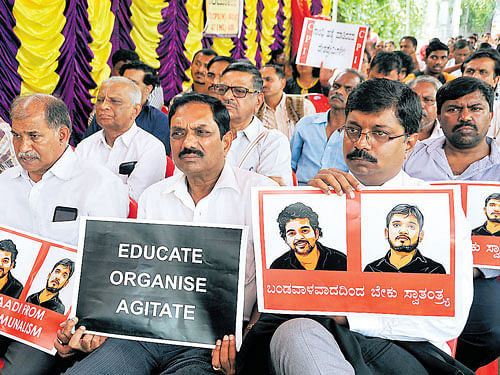 Members of the Bangalore Research Network (BRN) take part in a publicmeeting in front of the TownHall in Bengaluru on Thursday. DH PHOTO