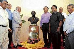 Eminent farm scientist Dr M S Swaminathan after inaugurating the bust of mathematical genius Srivanasa Ramanujan at the IIT-Madras on Thursday.  Dr Ramji Raghavan, Chairman of the Bangalore-based Agastya International Foundation who gifted it is to the left of the bust. DH Photo