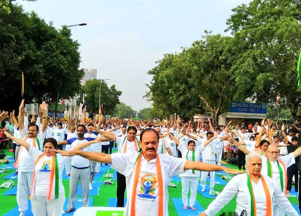 Though rains in the early hours had turned the mats soggy, the number of people joining the celebrations, continued to build up. Image credit: Twitter/ M Venkaiah Naidu