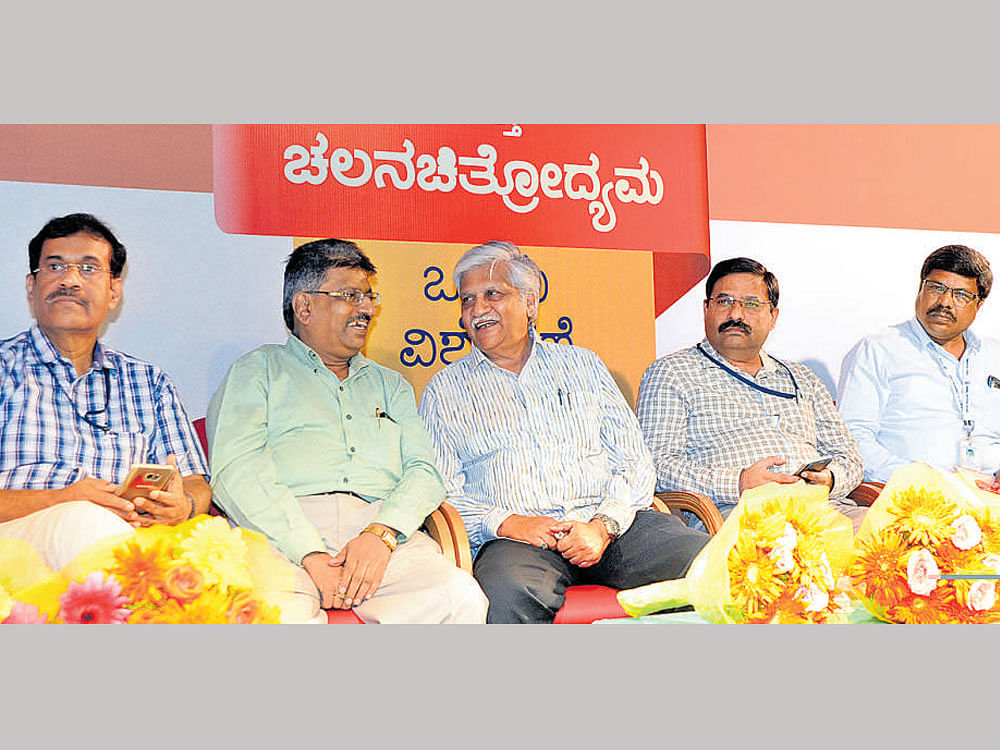 Karnataka Chalanachitra Academy president S V Rajendra Singh Babu interacts with FKCCI State Tax Committee (GST) president B T Manohar during a discussion on 'GST and Film Industry' organised by the Academy and the Department of Information and Public Relations in Bengaluru on Tuesday. (From Left) Income Tax department joint commissioner Dr B V Muralikrishna, joint commissioner (e-audit) K S Basavaraj and joint commissioner (Minor Act) K Raman look on. dh Photo