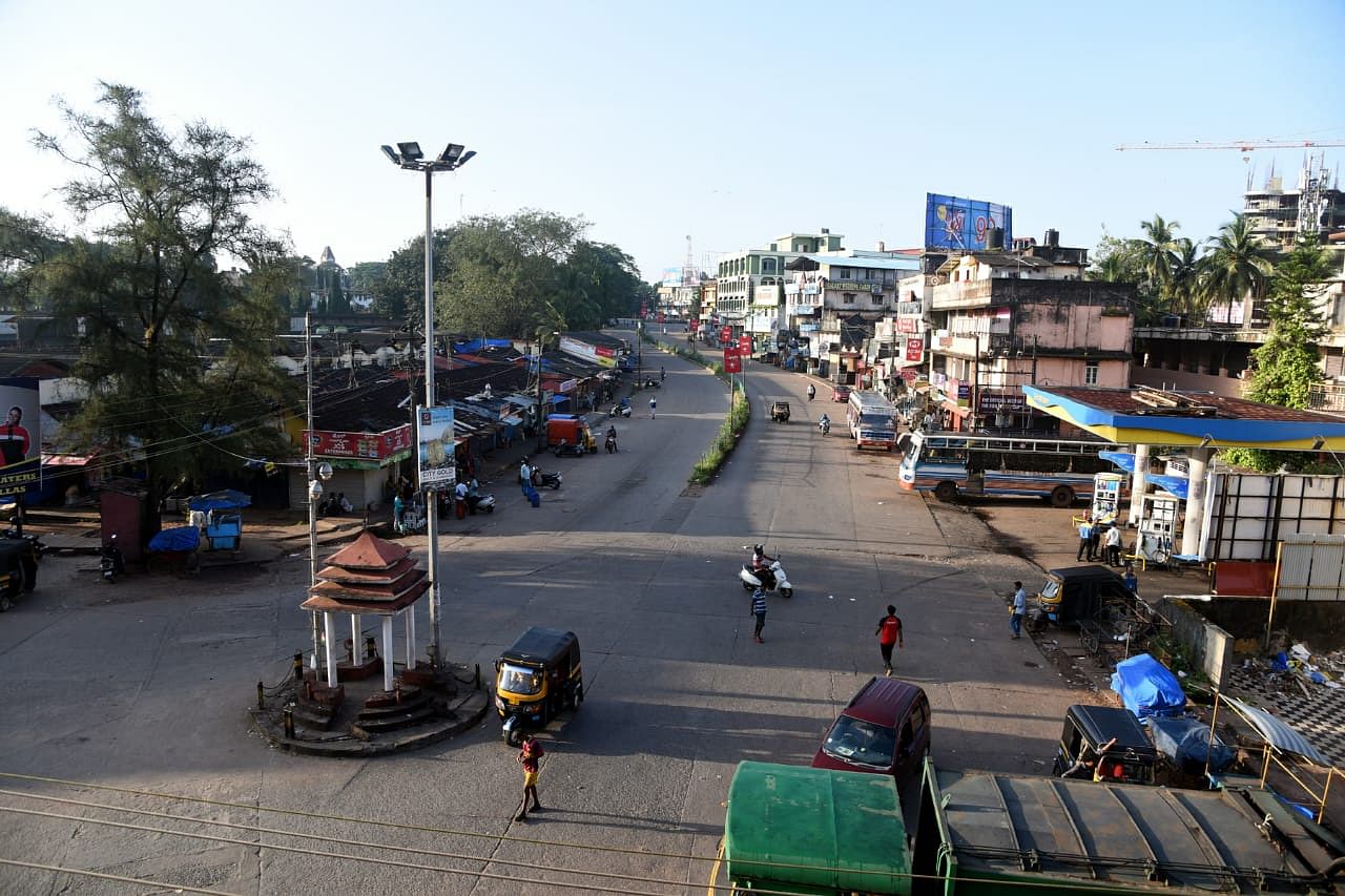 The roads in Mangaluru wears a deserted look with a few private cars, two-wheelers plying. DH photo,