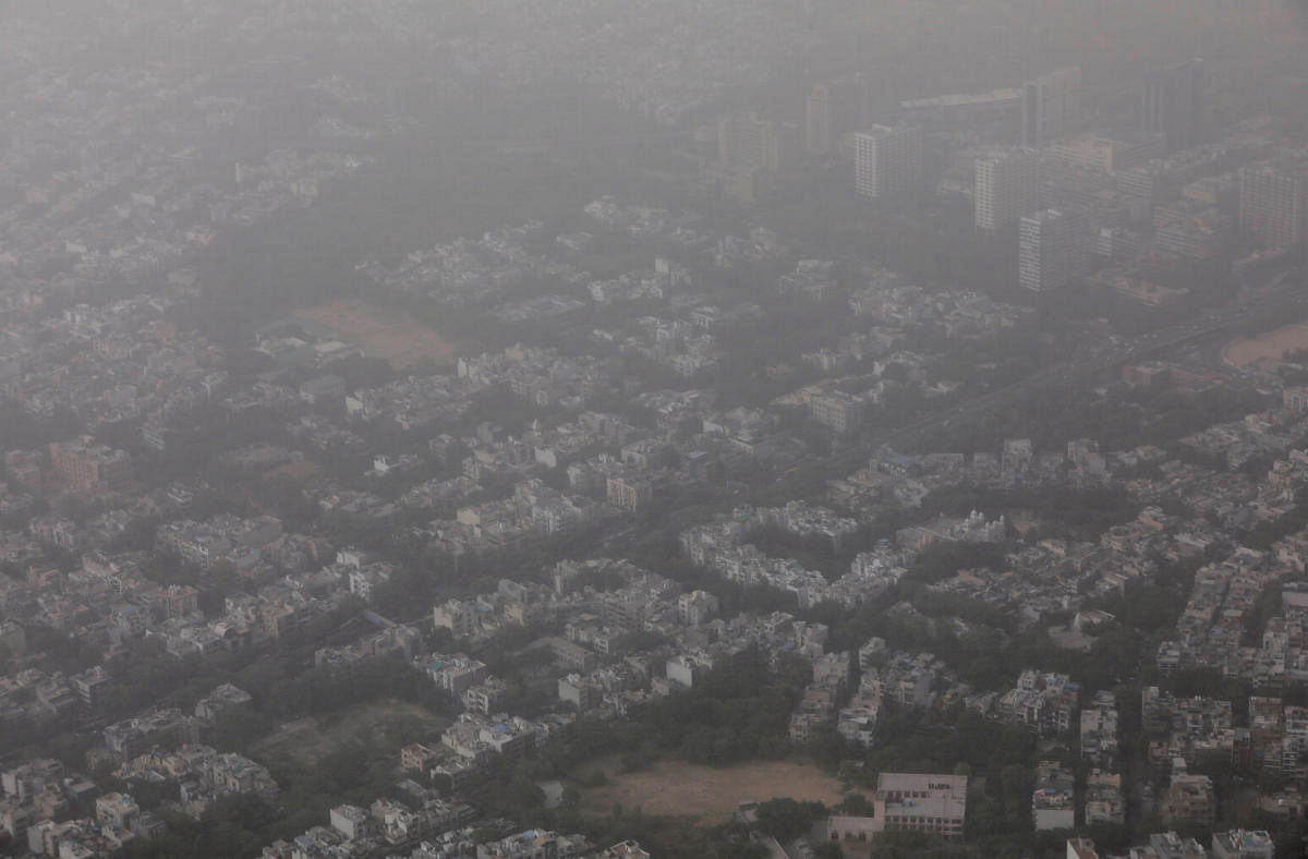 Buildings are seen blanketed by haze and dust on the outskirts of New Delhi, India, June 14, 2018. Reuters photo