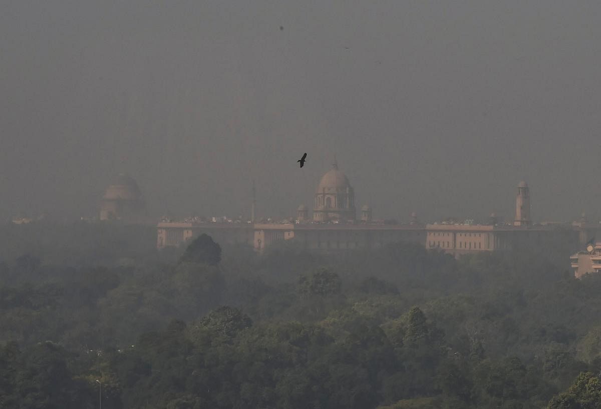 New Delhi: A view of the Rashtrapati Bhawan and South Block building enveloped in a blanket of smog, caused by a mixture of pollution and fog, in New Delhi, Saturday, Dec. 29, 2018. (PTI Photo/Manvender Vashist) (PTI12_29_2018_000051B)