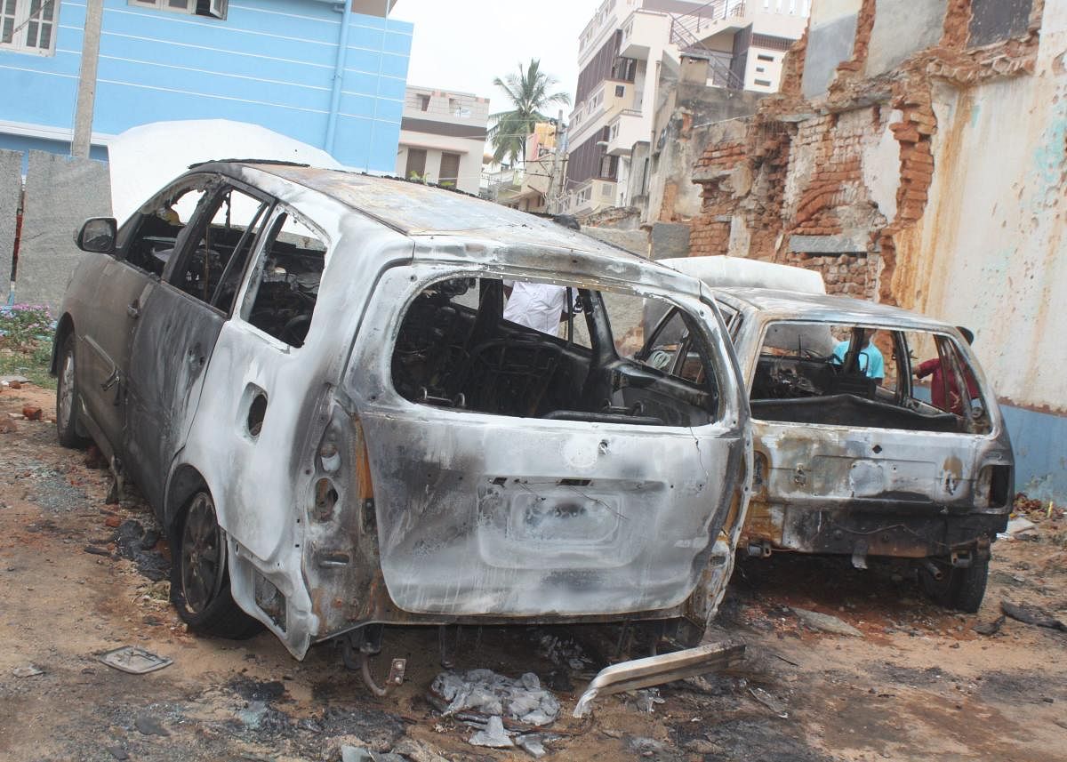 The charred cars of Omshakti Chalapathi, the BJP candidate from Kolar Assembly constituency. DH Photo
