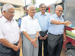 Eco-friendly Secretary of NIE&#8200;S&#8200;L&#8200;Ramachandra fills bio-diesel into a vehicle as part of Wold Bio-fuel&#8200;Day in Mysore on Friday.&#8200;N&#8200;Ramanuja, S&#8200;R&#8200;Subba Rao, S&#8200;Shyamsundar and&#8200;M&#8200;N&#8200;Lakshminarayan are seen. DH photo