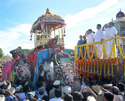 Chief Minister Jagadish Shettar during the Dasara procession at Mysores Amba Vilas Palace on Wednesday. Also seen are Deputy Chief Minister R. Ashok, District In-charge Minister S A Ramdas, Mayor M C Rajeshwari and others. DH Photo By Prashanth HG