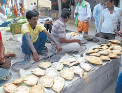None spared: Turtles being sold in an open market at Bengali Colony at Sindhanur in Raichur district. DH photo