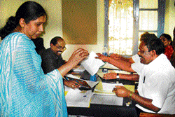 surprise entry: M Srinivasan, former president of Kolar Zilla Panchayat, files his nomination papers on Saturday for the Srinivaspur Town Municipal Council polls. dh photo