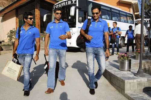 Irfan Pathan, Ashish Nehra and other players of Delhi Daredavils arrive in Dharamsala on Wednesday to play IPL match. PTI Photo