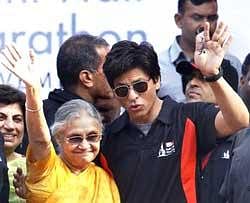Delhi Chief Minister Sheila Dikshit (L), and Bollywood actor Shah Rukh Khan wave during the Airtel Delhi Half Marathon 2009 in New Delhi on Sunday.PTI