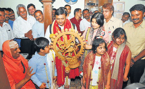 All in a day's work: Uttar Pradesh Chief Minister Akhilesh Yadav, wife and MP&#8200;Dimple Yadav, children Arjun Singh,&#8200;Aditi and Tina are all smiles, after being felicitated by Suttur Seer Sri Shivaratri Deshikendra Swamiji at Suttur&#8200;Mutt in Mysore on Friday. dh photo