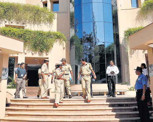 false scare: Police and the bomb disposal squad search the Mangalore Infosys office for explosives on Thursday. KPN