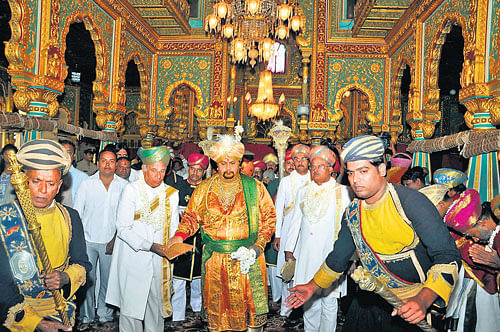 ff ROYALWELCOME Srikantadatta NarasimharajaWadiyar being ushered in to the durbar hall atMysore Palace for the khasgi (private) durbar on Saturday. The traditional event is part of the nine-day dasara festivities. DH PHOTO / PRASHANTH H G