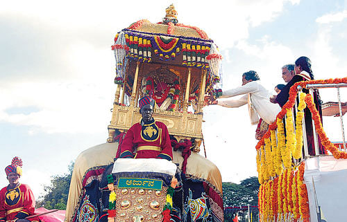 Chief Minister Siddaramaiah inaugurates Jamboo Savari at Mysore Palace on Monday. KPN