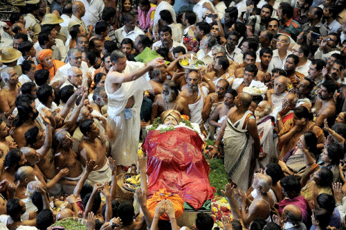 Rituals being performed near the mortal remains of Srikantadatta Narasimharaja Wodeyar, the last descendant of the Wodeyar dynasty, during his funeral in Mysore on Wednesday. PTI Photo