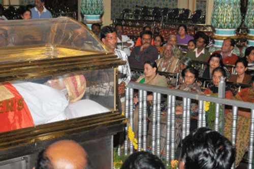 Family members of Srikantadatta Narasimharaja Wadiyer at Ambavilas Palace in Mysore on Wednesday.  Choosing the successor to Srikantadatta Wadiyar is a private, personal concern and can only be symbolic as far as the public is concerned, Varchus Vin S S Raje Urs, the nephew of the late scion of Mysore royal family, has said.  DH Photo.